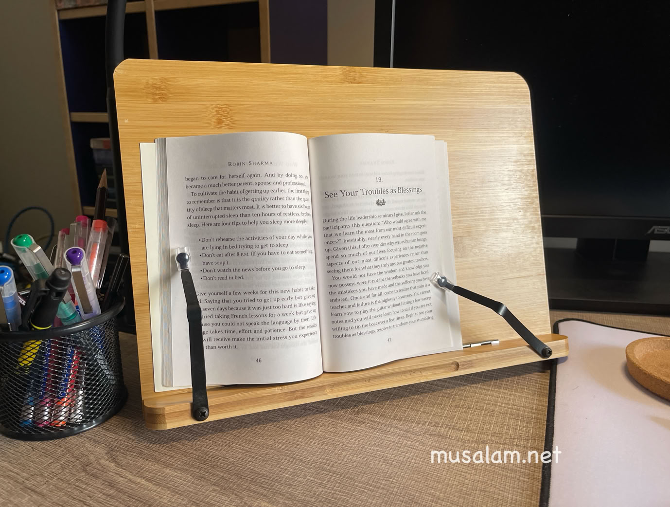 حامل أو ستاند كتب يساعد على القراة وتصفح الكتاب ويديك حرة